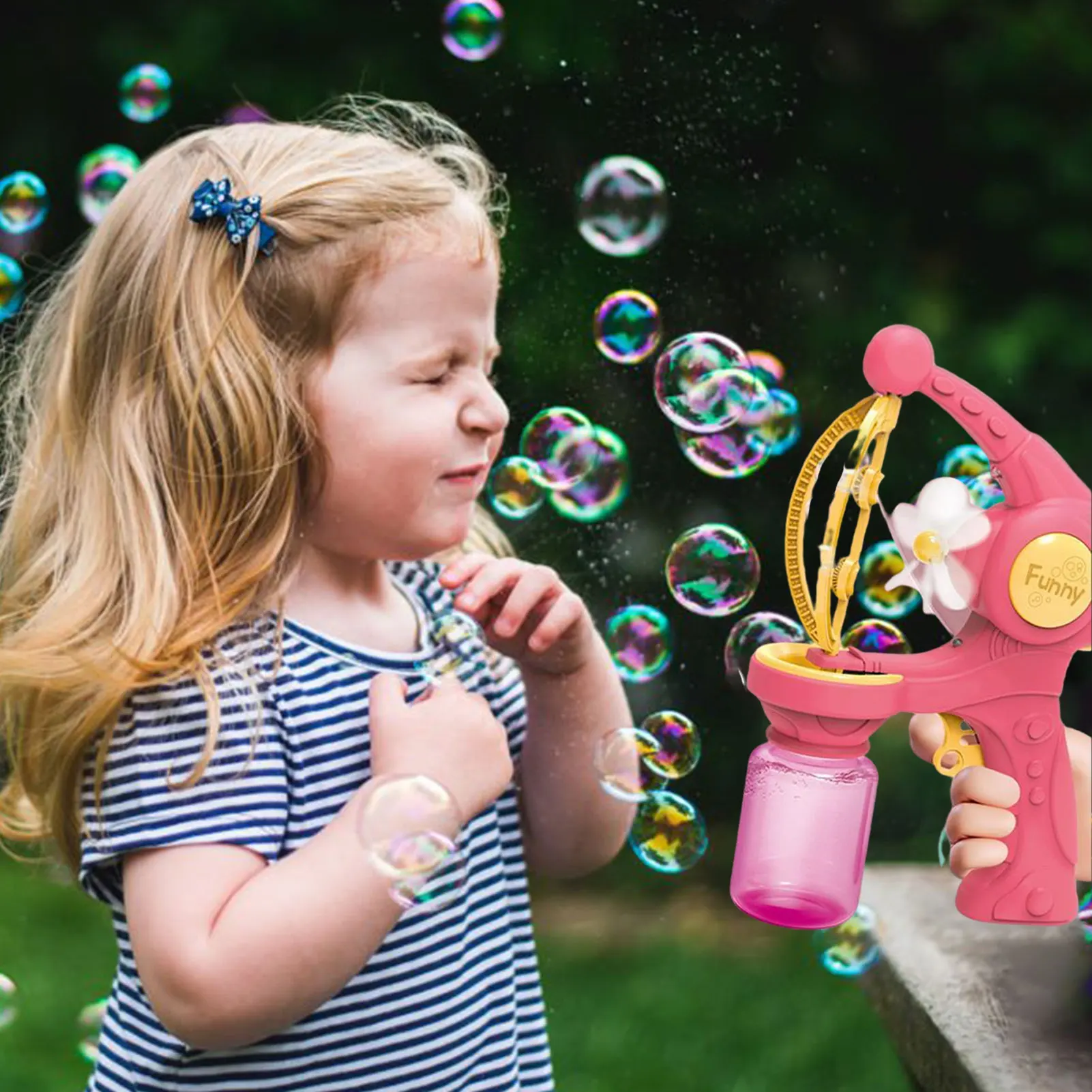 Пузыри из Bubble машины и ребенок