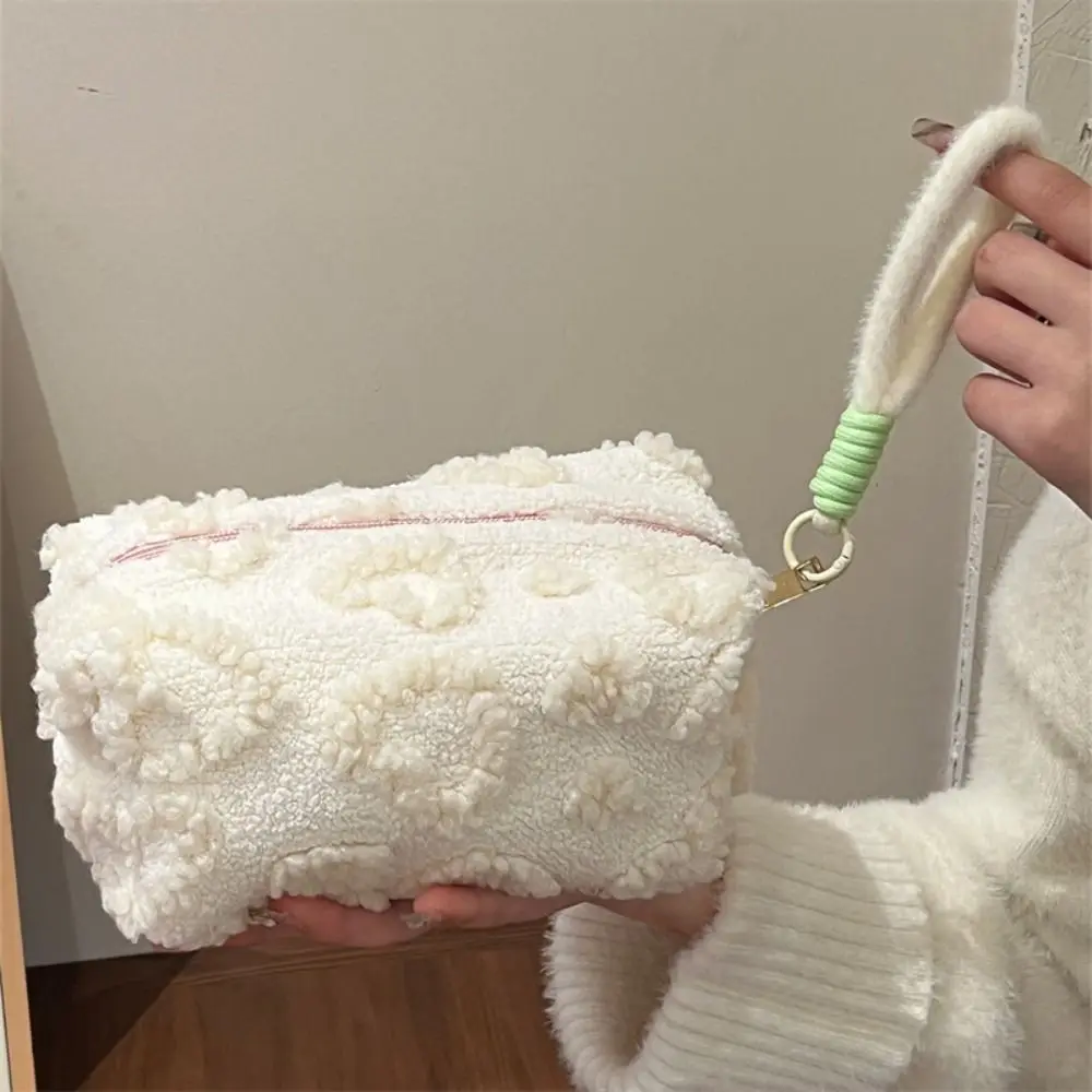 Plüsch-Make-up-Taschen mit Griff, weiche Reise-Kosmetik-Aufbewahrungstasche, tragbar, süßer Liebesherz-Organizer, Federmäppchen, niedliche Clutch-Tasche – Detail 6
