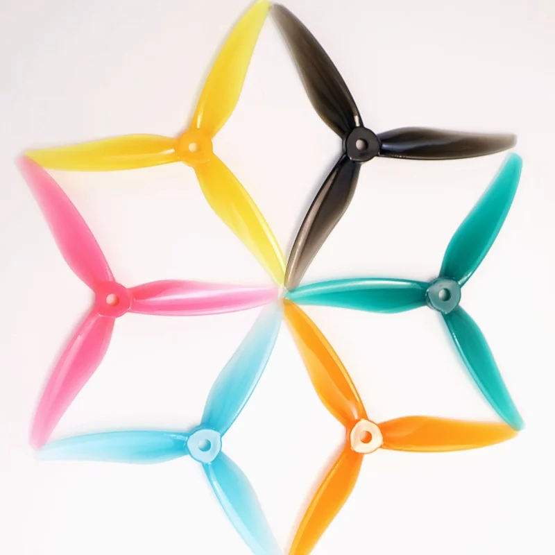 Paire d'hélices 5 pouces pour drone FPV course installée sur un drone, prêtes pour la course.