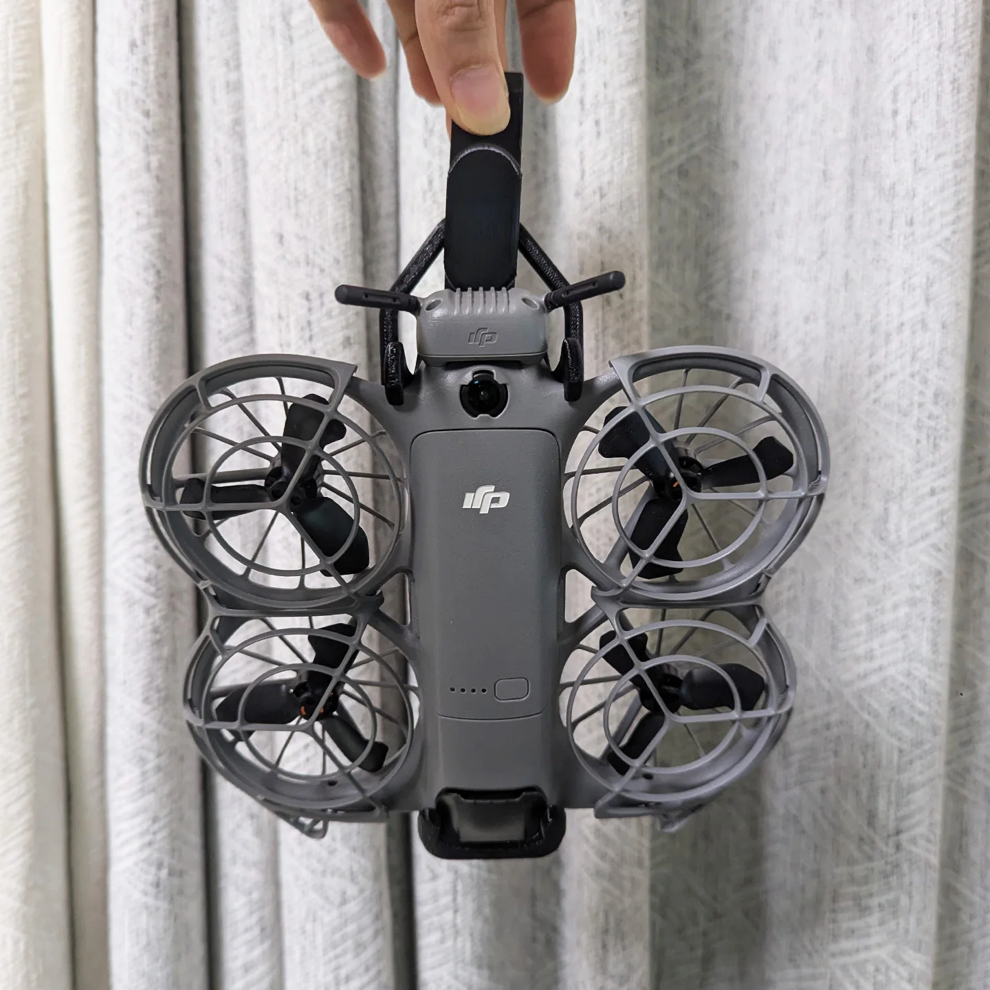 Détail de la housse de protection pour drone en silicone, montrant le matériau souple et la fermeture éclair pour un transport sécurisé.