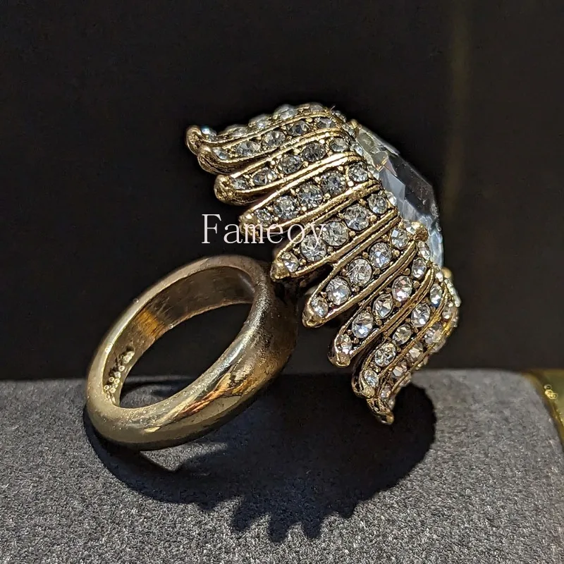 2024 Fashion New Classic Round Crystal Inlaid Women's Ring