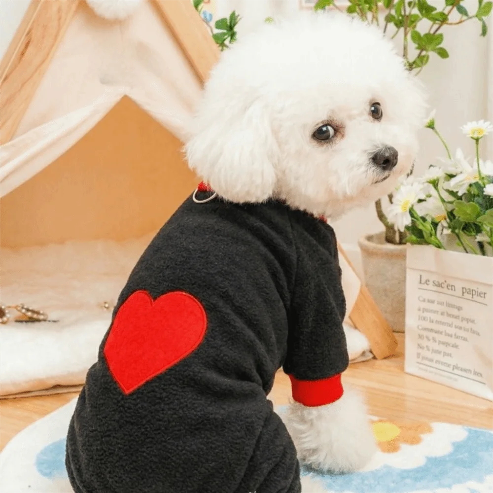 패션 따뜻한 하트 패턴 강아지 점프슈트 편안한 폴라플리스 강아지 잠옷 부드러운 D링 강아지 견인복 야외 산책복