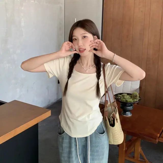 여름 의상에 완벽한 사이즈 걱정 없는 세련된 티셔츠
