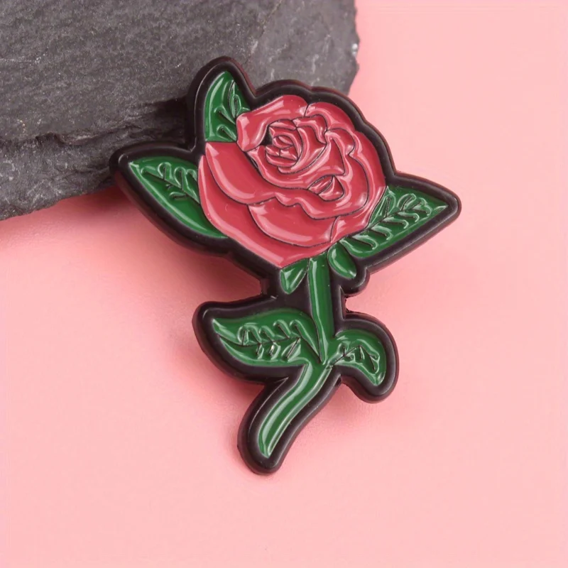 Zeitlose Rosen-Emaille-Anstecknadel – Hyperrealistische purpurrote Blüte mit botanischen Aderendetails, Premium-Schmuck für Brautsträuße und An