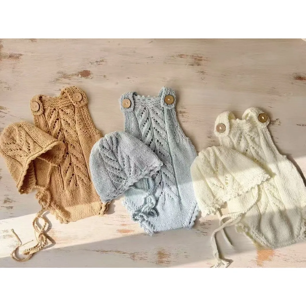 Accessori per Fotografia Neonati, Set 2 Pezzi Vintage Fatto a Mano: Body Blu Lavorato a Maglia con Cappello, Abbigliamento Personalizzato per Servizi Fotografici in Studio - immagine 4
