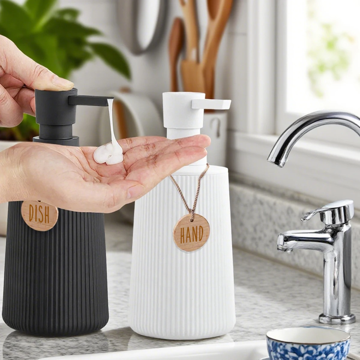 ขวดสบู่เหลวแบบกดมือ พร้อมป้ายไม้ สำหรับห้องครัว ห้องน้ำ วางบนเคาน์เตอร์ แบบเติมได้ 1
