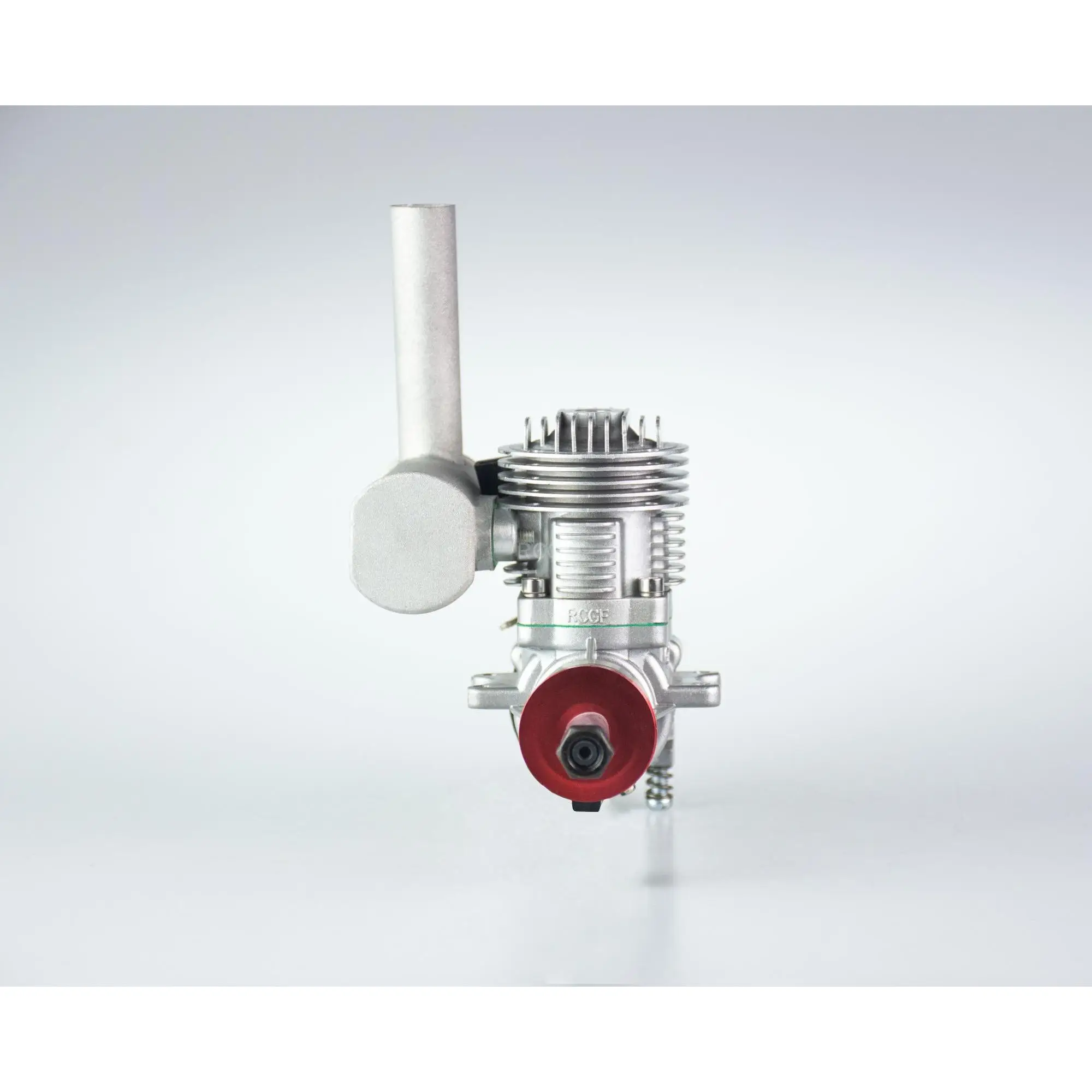 Moteur essence RCGF 15cc BM avec carburateur Walbro pour avion RC sportif, vue du carburateur et des durites