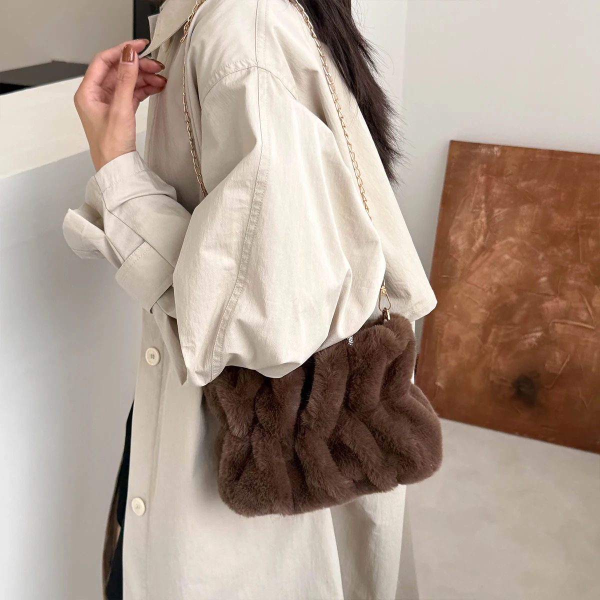 Hand-Held Plush Small Bag for Women 2025 New Trendy Fashion Fluffy Cloud Bag with a High-End Feel, Chain Shoulder Crossbody Bag for Autumn and Winter Commuting