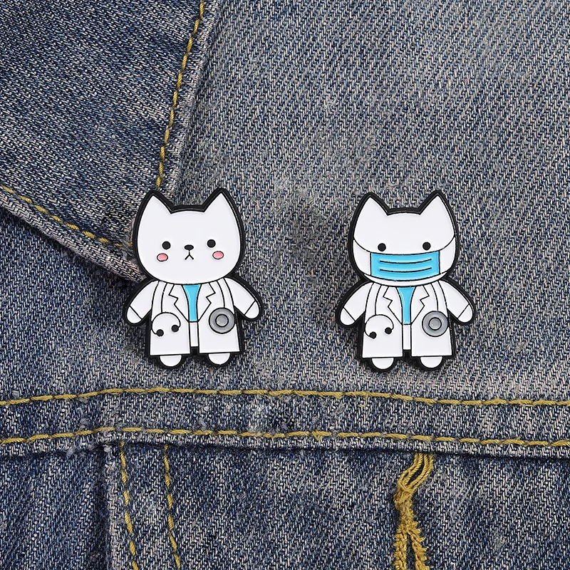 Niedliche Cartoon-Katzen-Arzt-Emaille-Anstecknadel, Katzen tragen einen weißen Mantel und eine Maske, Brosche, Rucksack-Revers-Abzeichen, Schmuck, Geschenk für Kinder und Freunde – Detail 6