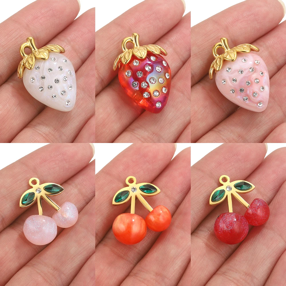 2 Stück Edelstahl Cartoon Erdbeere Kirsche Charms 3D Schmuck Niedlicher Charm Baumeln für DIY Ohrring Halskette Schmuckzubehör