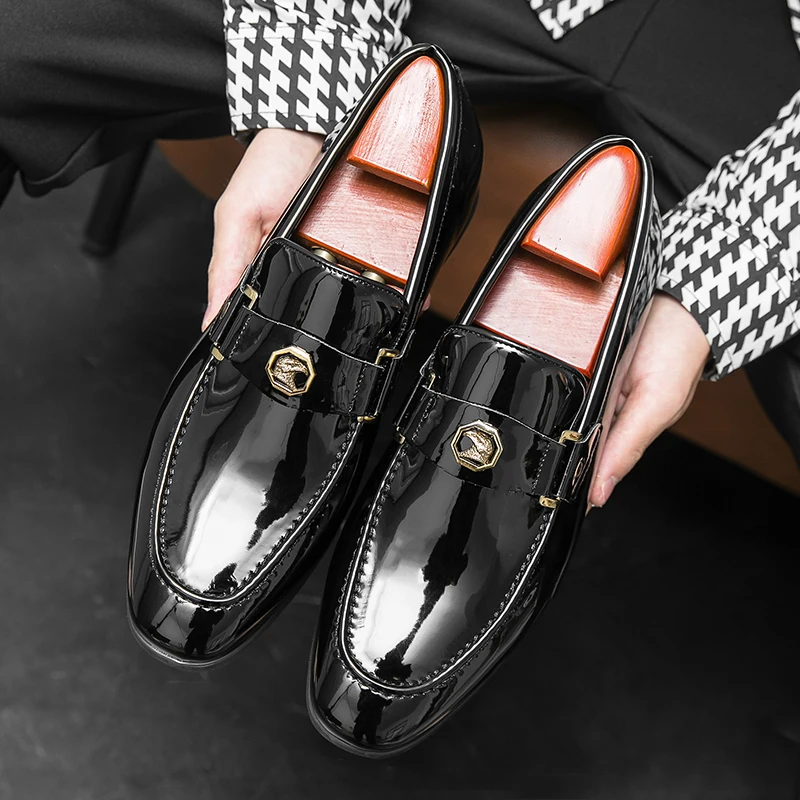 New Fashion Black Glossy Patent Leather Brogues Shoes For Men Loafers Wedding Dress Prom Formal Footwear Zapatos Hombre