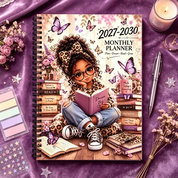 Agenda mensile a spirale per quattro anni, dal 2027 al 2030. Decorato con una graziosa copertina con una ragazza nera dei cartoni animati, farfalle e flori.