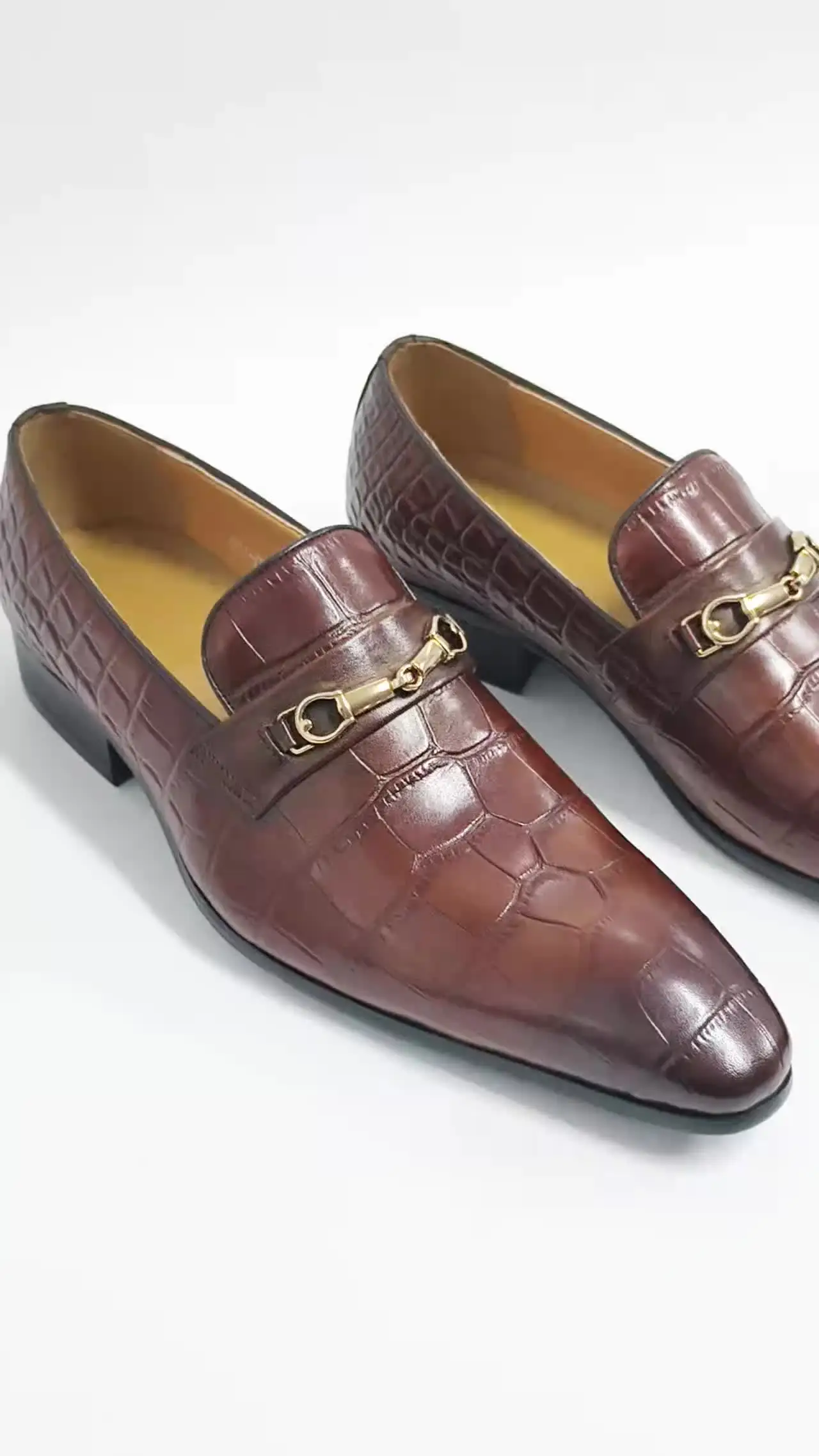 Crocodile Pattern Leather Loafers: Luxurious Comfort For Any Occasion!