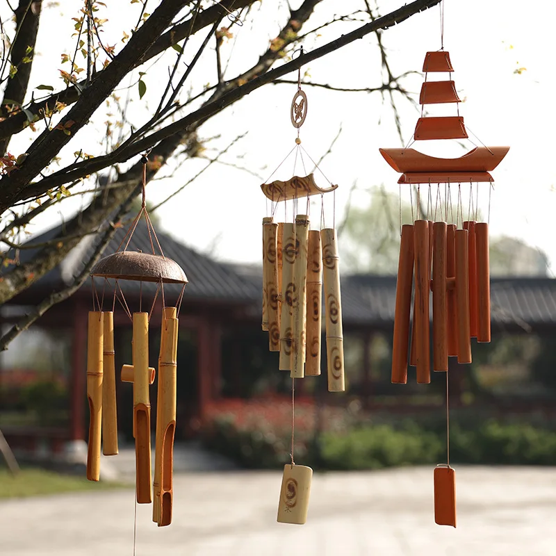 Drie bamboe windgongen in de tuin