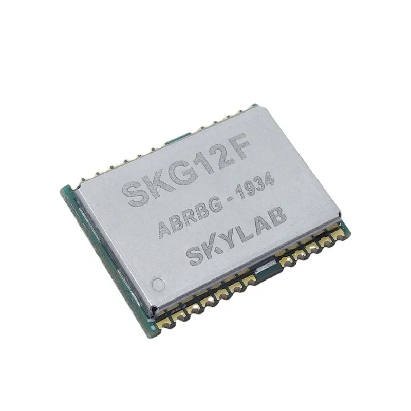Gros plan sur le module GNSS MT3331 SKG12F avec étiquette et composants électroniques