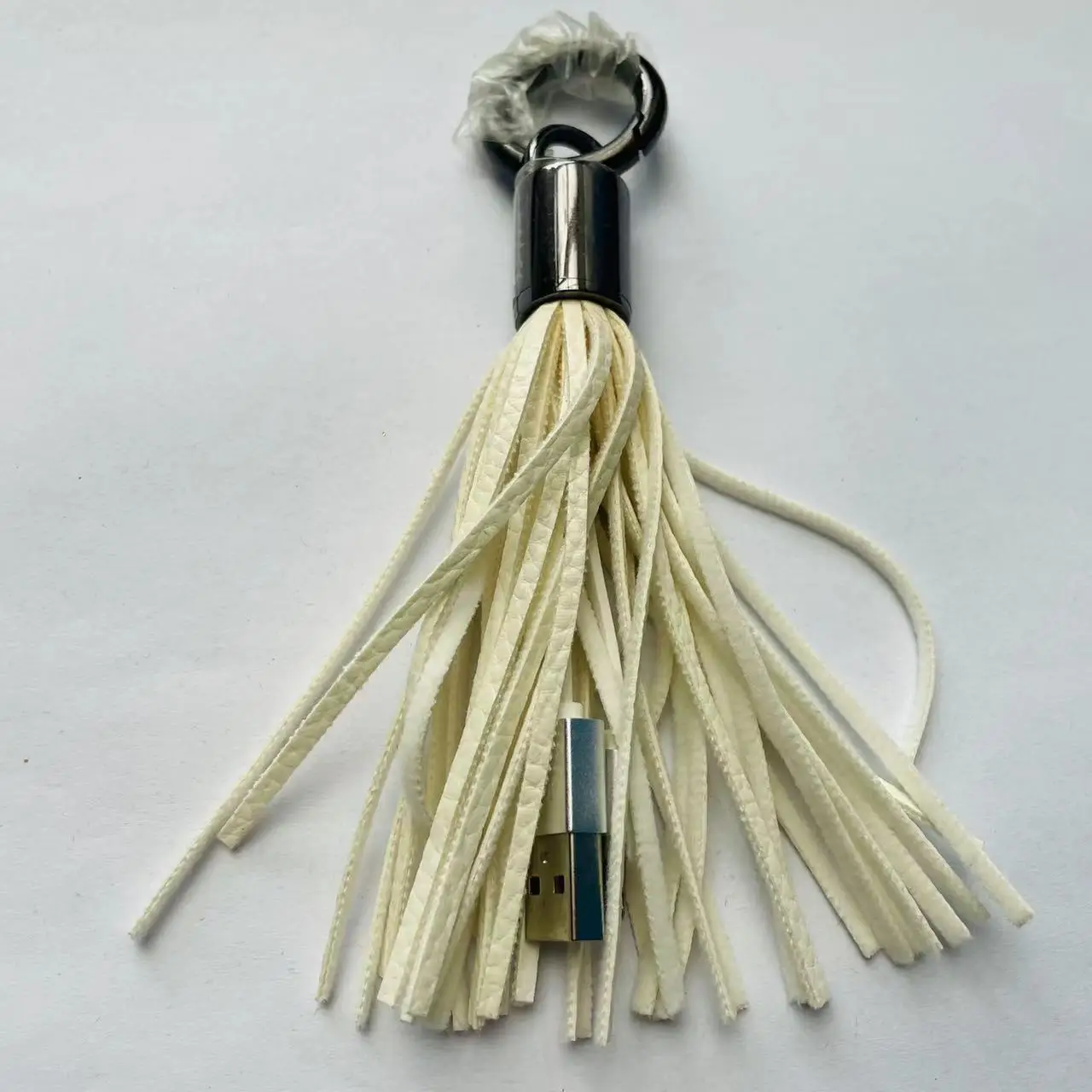 Рисунок 4 - Подвесной USB-кабель с кисточками для телефона