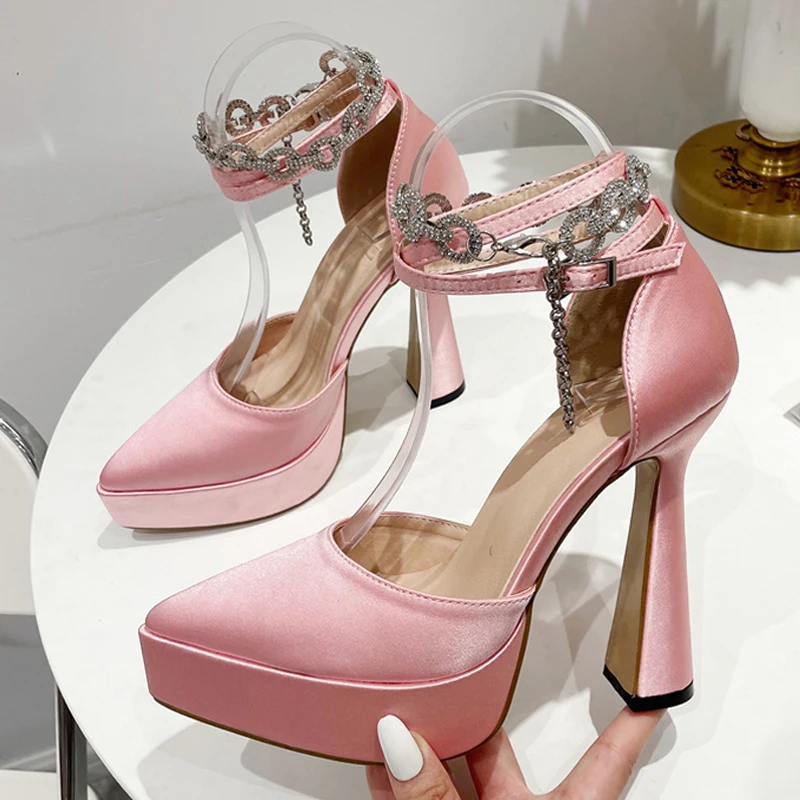 

Женские туфли-лодочки на платформе, розовые шелковые туфли с острым носком и цепочкой со стразами, свадебные туфли с ремешком на щиколотке, осень 2023