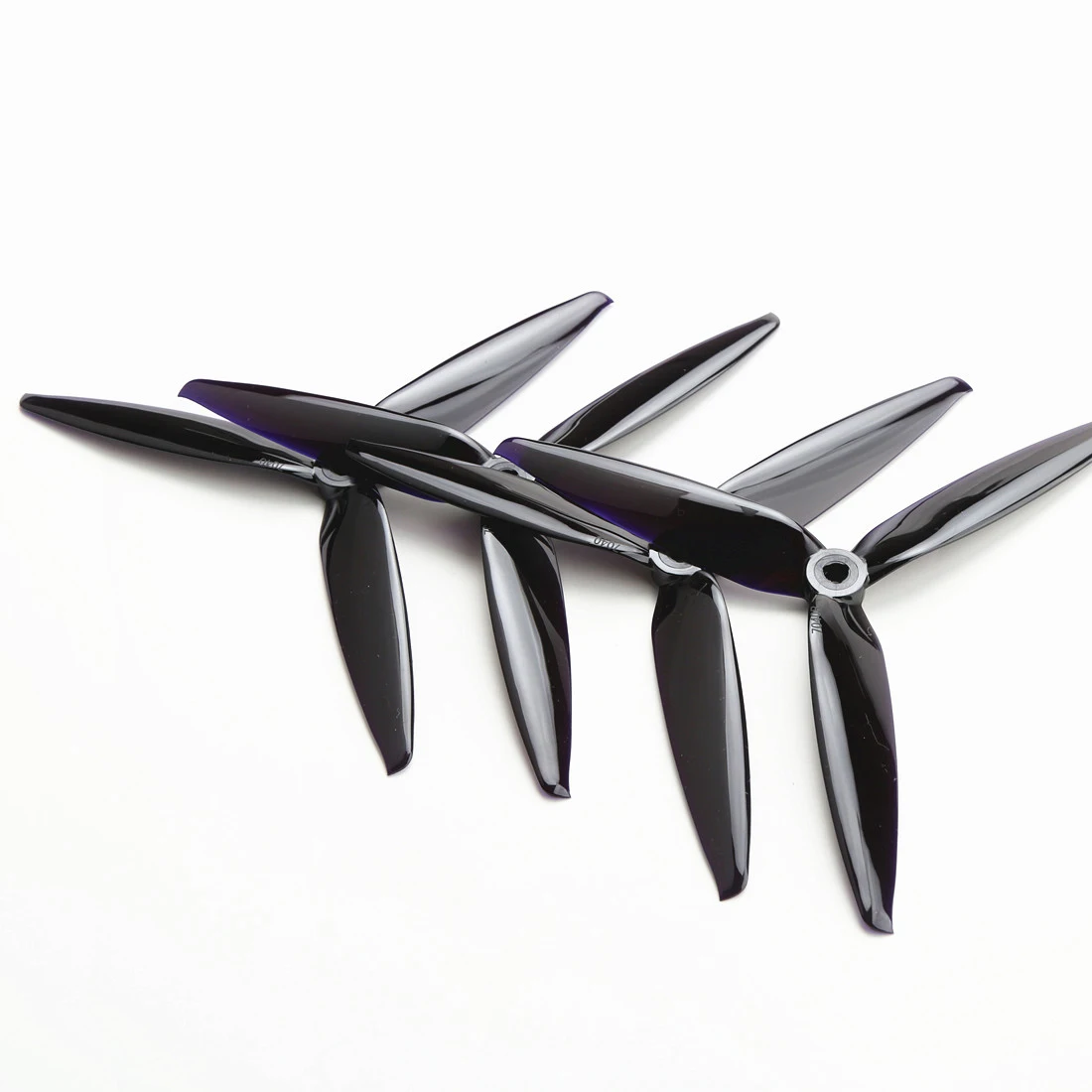 Hélices 7040 pour drone FPV Micro montées sur un drone, prêtes pour le vol, avec focus sur la robustesse des pales.