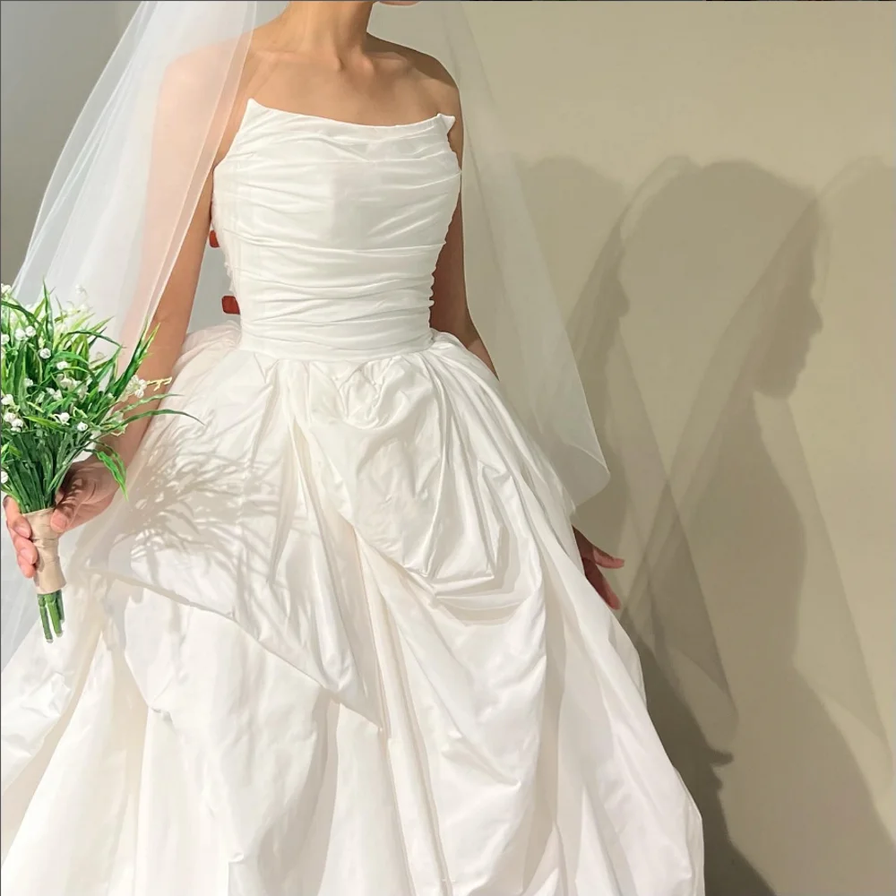 Рисунок 2 - Женское простое свадебное платье без бретелек