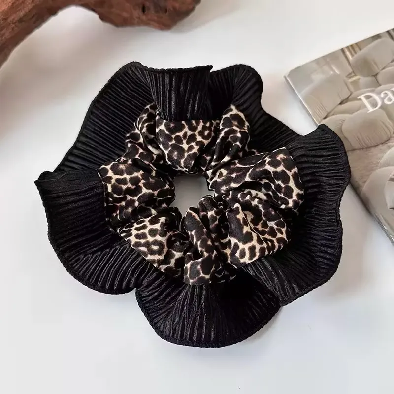Cravatta elastica per capelli con volant con stampa leopardata, un accessorio per capelli da donna alla moda in stile retrò. - immagine 5