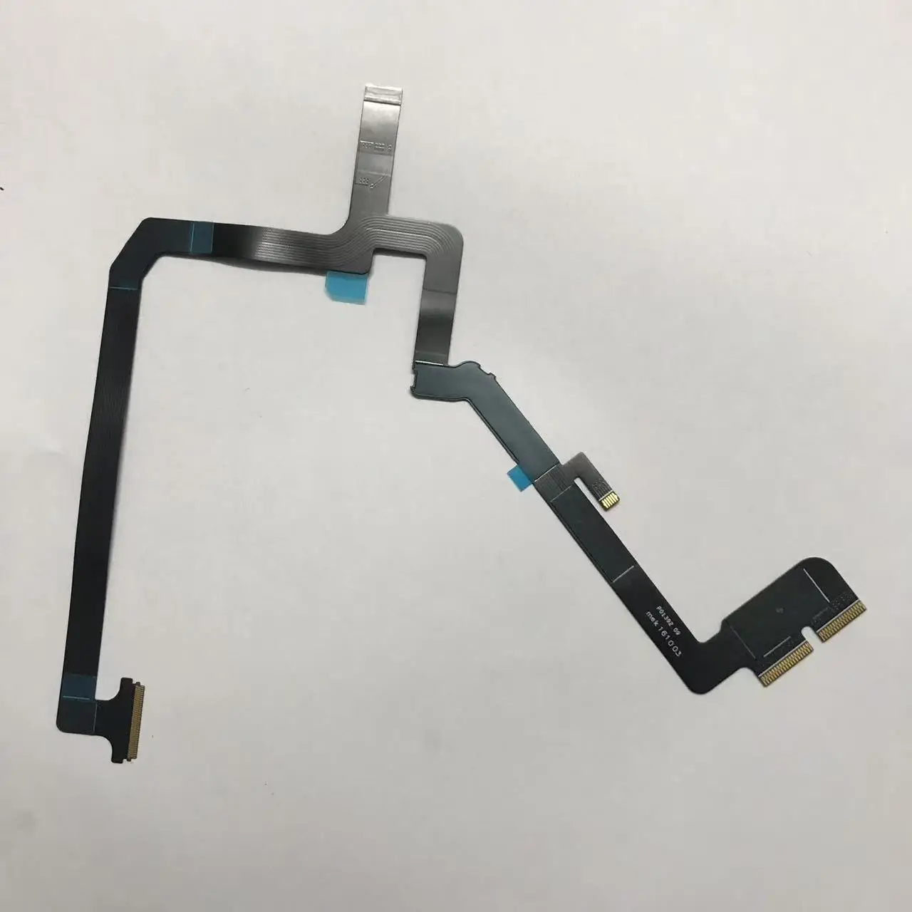 Câble Cardan Flexible pour DJI Phantom 4, plié pour montrer sa flexibilité, avec étiquette