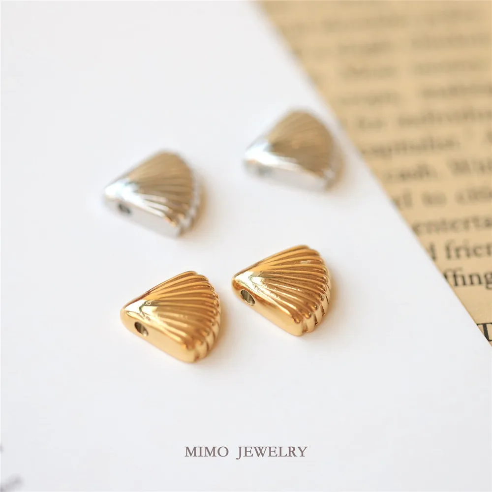 11.8x12mm Titanium-plated Ins Online Celebrity Blogger with Simple Shell Charm Pendant DIY Accessories M-061