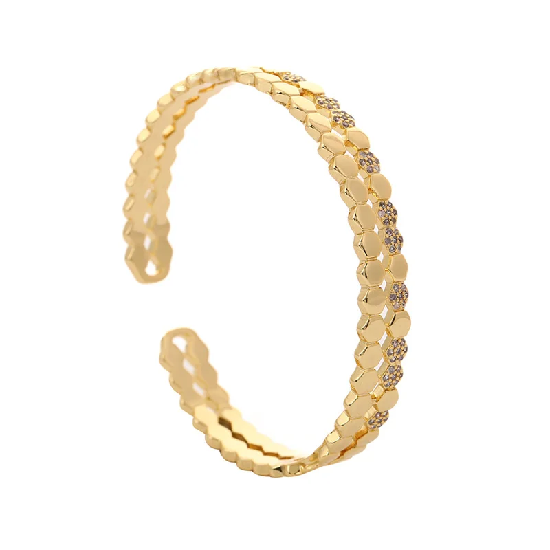 سوار ذهبي ناعم بتصميم سداسي مرصّع