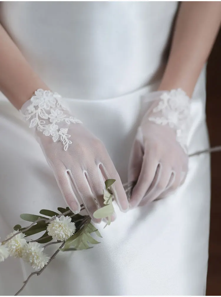Lace Appliqued Wedding Gloves Bridal White Soft Tulle Short Brides Bridesmaid Gloves Women vestidos de novia