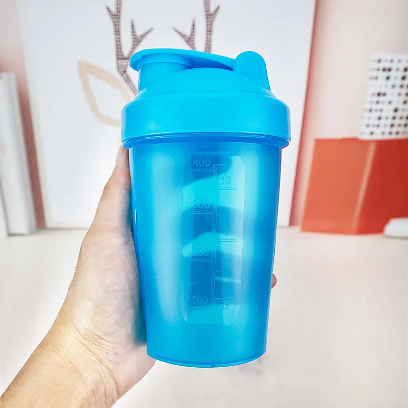 2024 New Shake Cup Plastic Creative Sports Fitness Drinking Cup Con Una Scala Logo Protein Powder Milkshake Mixing Cup