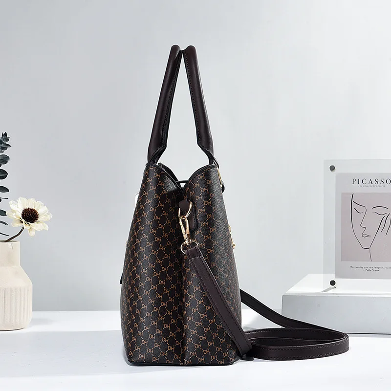 حقيبة يد نسائية أنيقة وعصرية بألوان متناغمة، مصممة...