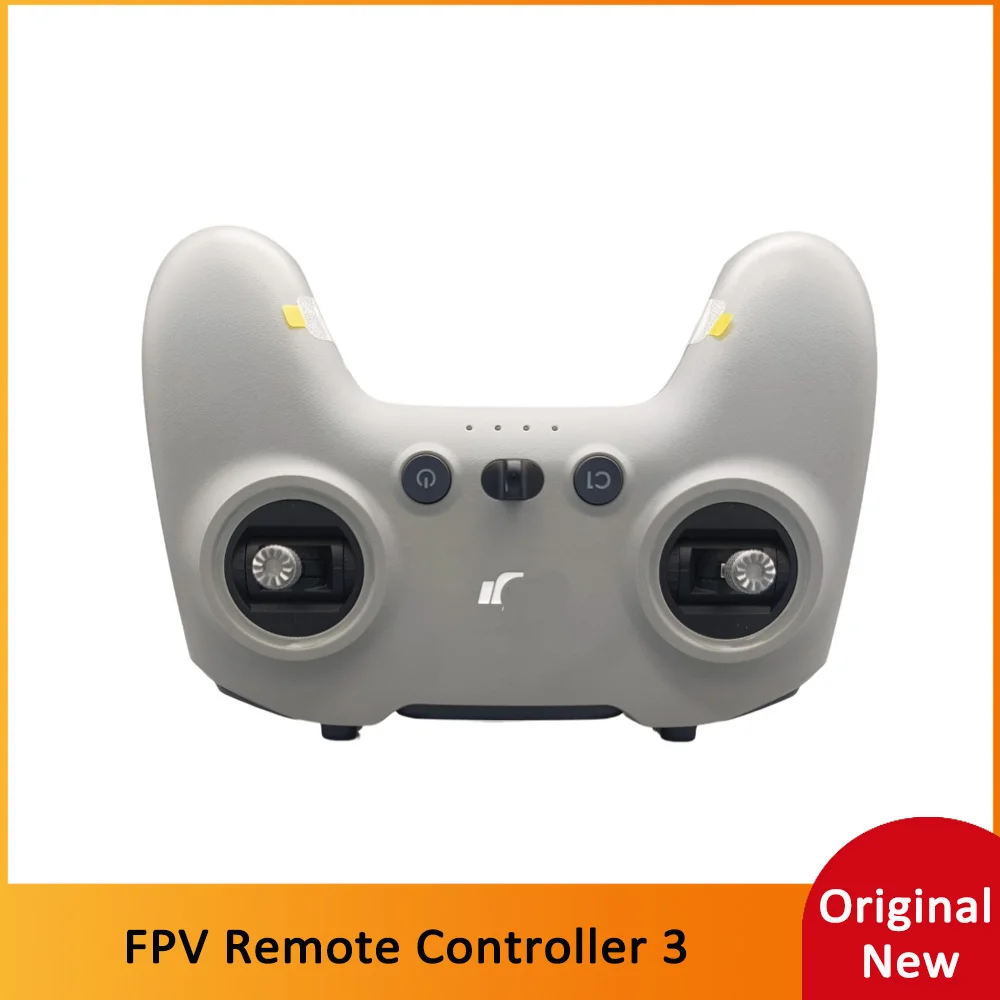 Vue de face de la télécommande DJI FPV 3 avec écran allumé, manettes et boutons visibles.