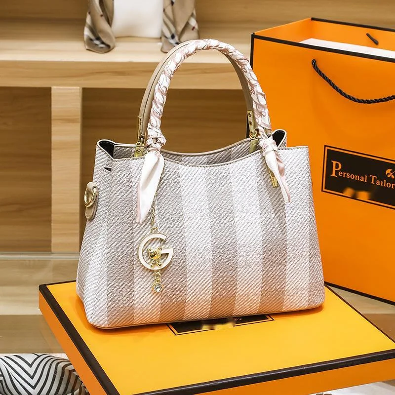 2023 Nuova borsa avanzata di lusso leggera di vendita calda Borsa tote di grande capacità Borsa a tracolla stile versatile Borsa per mamma di mezza età_voghion.com