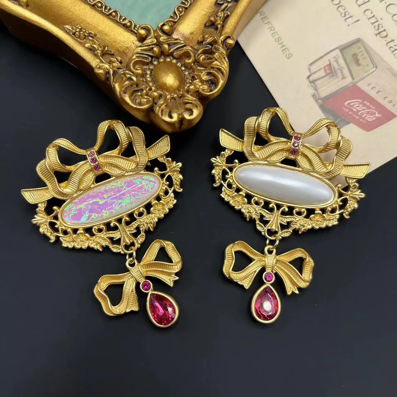 Broche Vintage Nœud Dorée Avec Strass Et Perle Goutte En Pampille - Alliage - Occasion