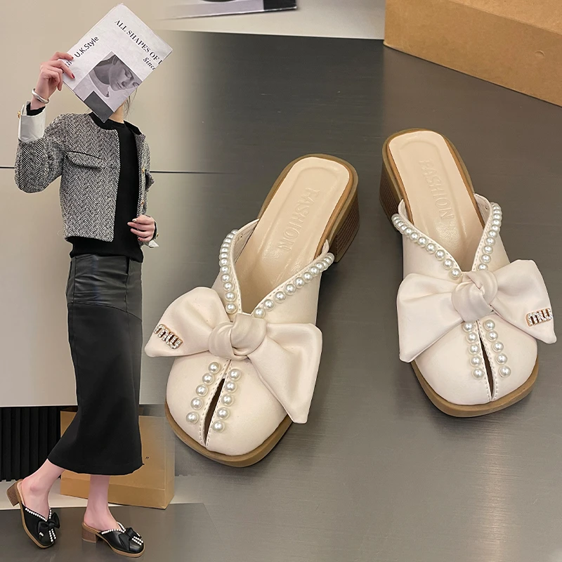 

Женские полутапочки Baotou, Новинка лета 2024, сандалии с бантом, жемчугом, на плоской мягкой подошве, с открытым носком, модные тапочки на высоком каблуке 5 см