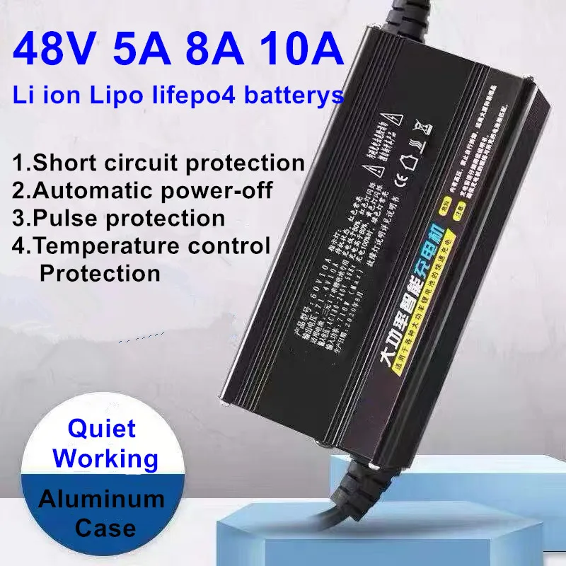 Chargeur multiport 50.4V 10A 12S Li-ion posé sur une table avec batterie vélo électrique branchée