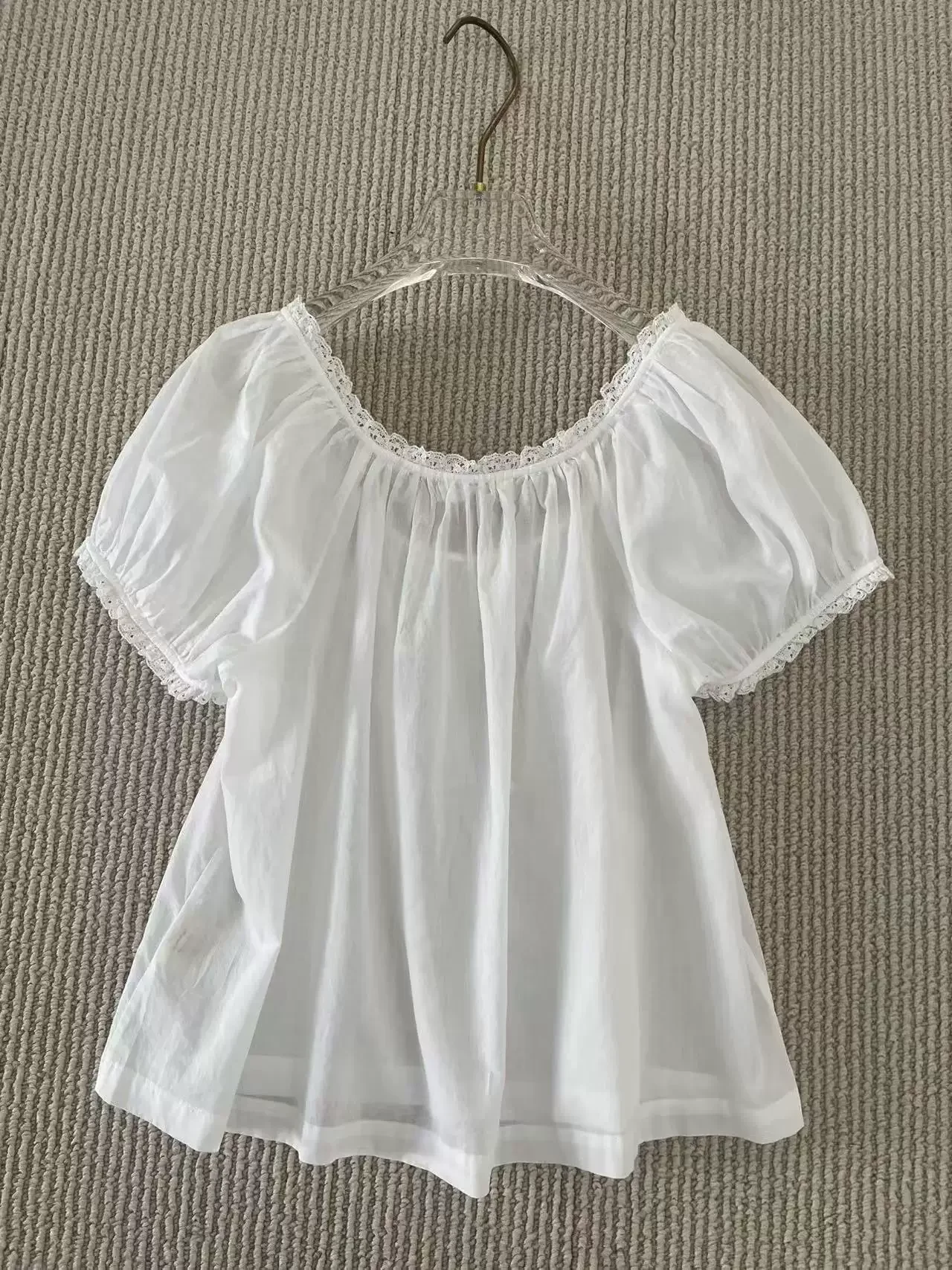 Camicetta Bianca da Donna con Cuciture in Pizzo, Ricamo Floreale, Collo Tondo, Maniche a Sbuffo, Vestibilità Ampia, 100% Cotone - immagine 3