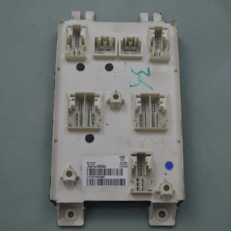 중고차 분해 부품 Journey BCM 컨트롤러 FREEMONT 300C 바디 컴퓨터 보드 QUATTROPROTE LEVANTE P68164835AC