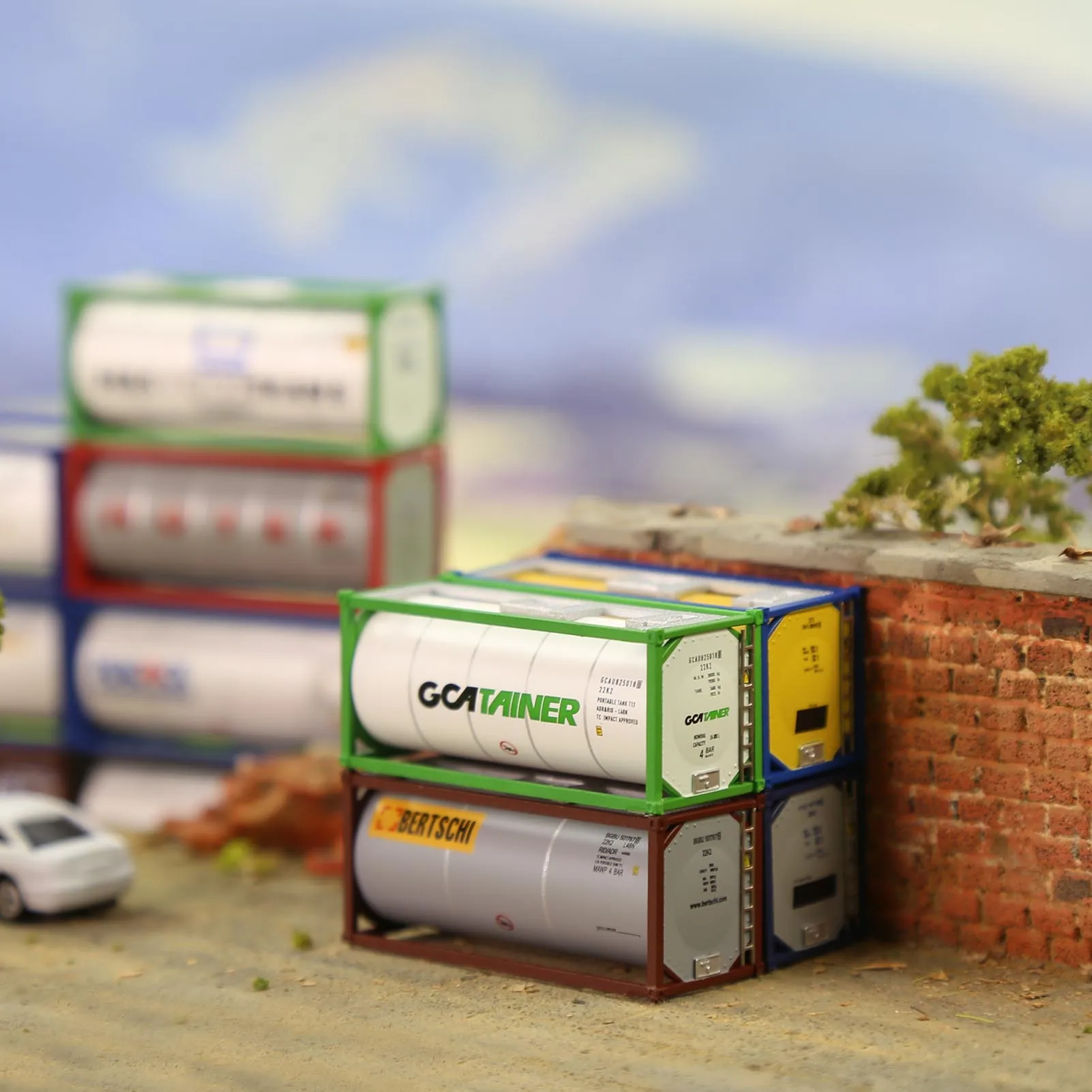 Evemodel N Scale 20ft Intermodal Shipping Tanktainer Container