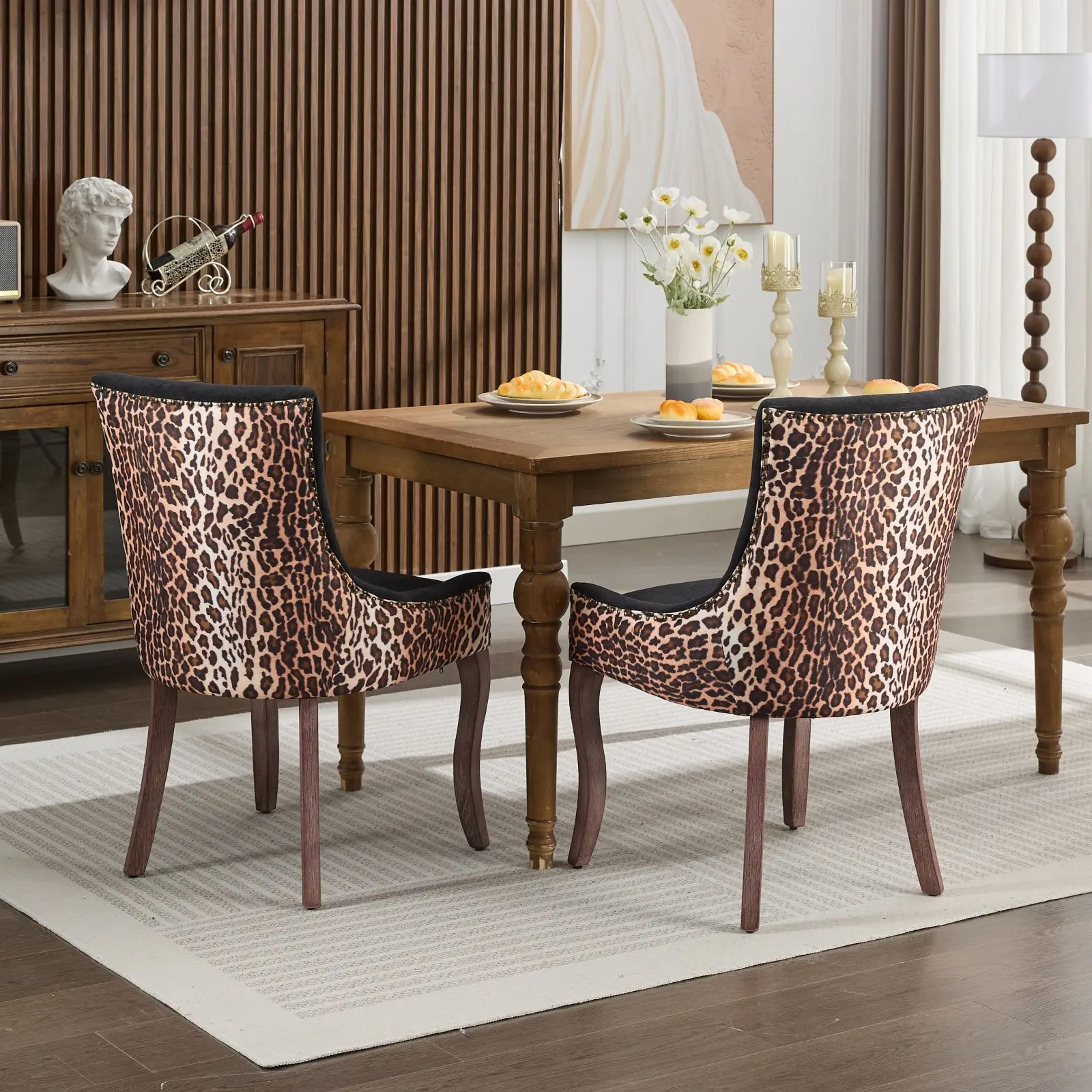 Set mit 2 Esszimmerstühlen mit Leopardenmuster, dickem Stoff, neutralen Massivholzbeinen und bronzefarbenen Nagelkopfverzierungen – Detail 16