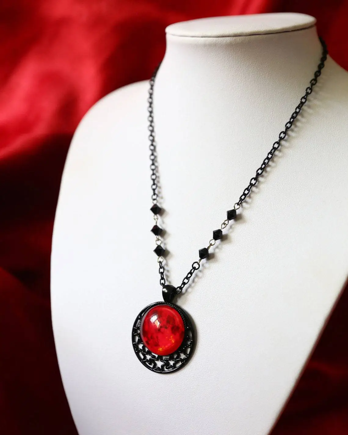 

Vintage Fashion Personality Dark Red Circular Necklace Gothic Moon Pendant Banquet Jewelry Accessories Gift
