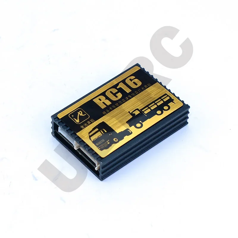 Détail du module de contrôle du système son et lumière pour camion RC, avec câbles et connecteurs