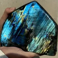 Labradorite naturelle de haute qualité à reflets arc-en-ciel, de forme libre, une sculpture saisissante, cristal de pierre précieuse à énergie bleue 1