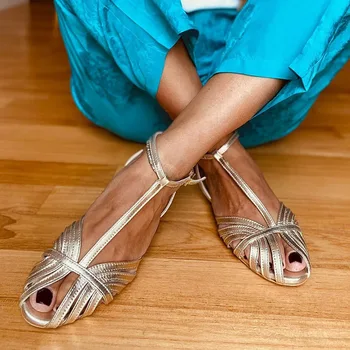 Sandali con tacco beige Scarpe da donna moda 2025 Fibbia Open Toe Taglia grande Nero Lusso Nuovo Basso comfort Peep Piatto Grande estate 1