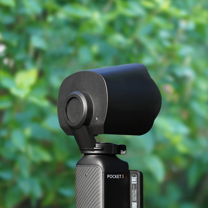 Pare-soleil DJI Osmo Pocket 3 en place, angle latéral montrant la protection objectif.