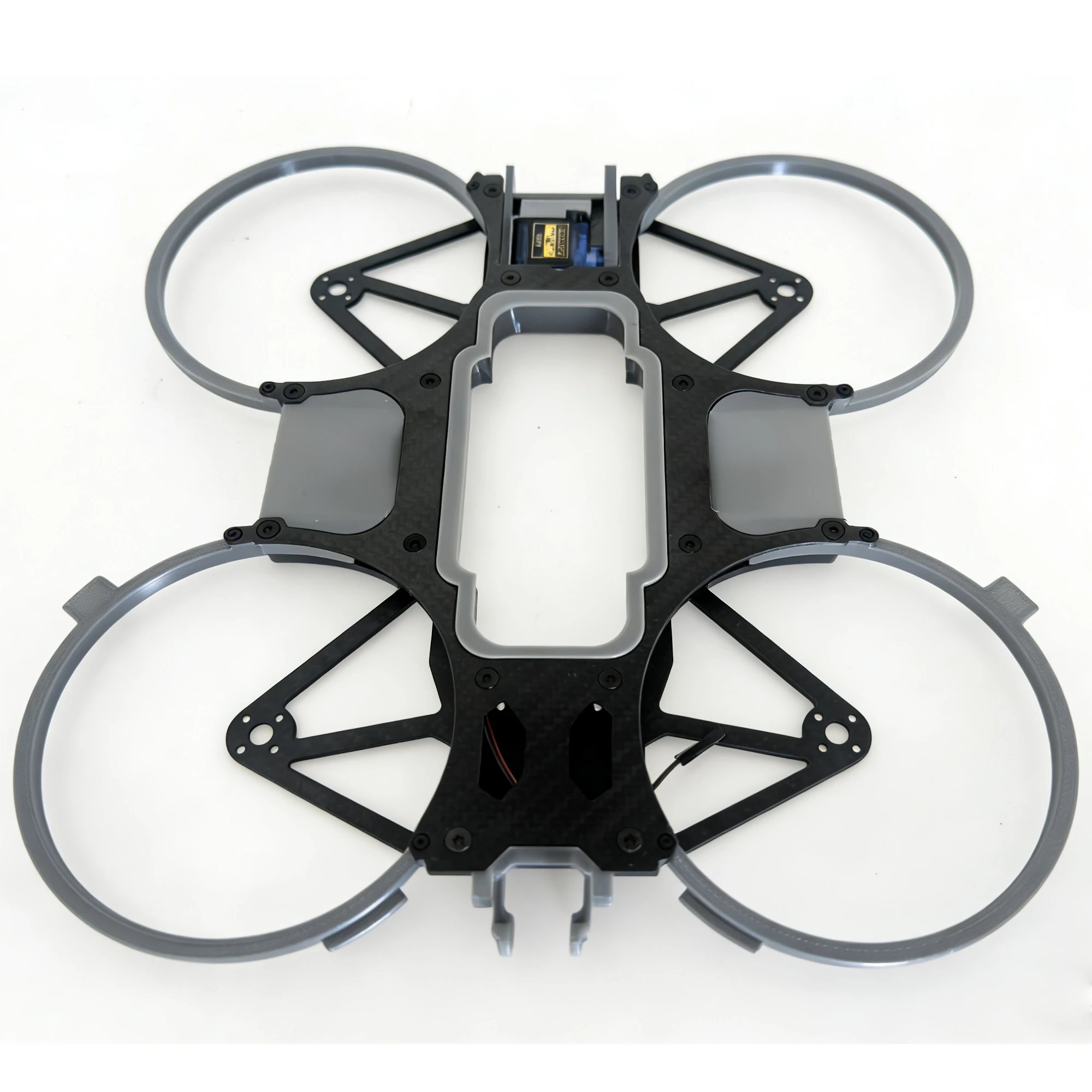 Châssis cinewhoop 4 pouces en action, avec lumières LED et hélices en rotation