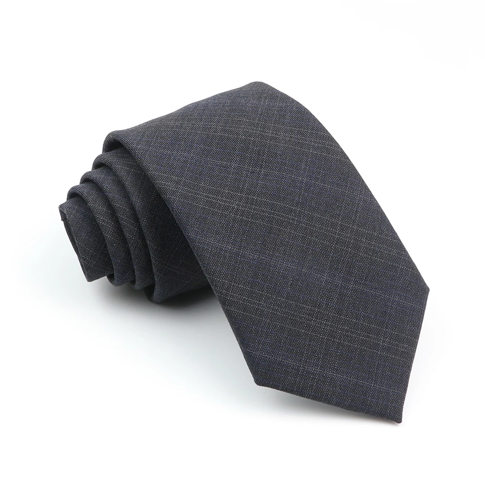 Cappotto Pied de Poule con Abito in Lana Grigio e Cravatta Nera