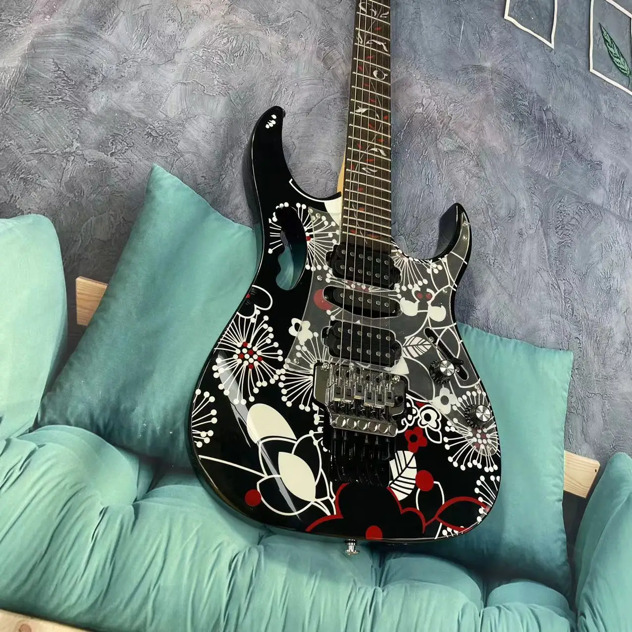 

Electric guitar with 6 strings, black hand-painted pattern on the body, rose wood fingerboard, maple wood track, real factory pi
