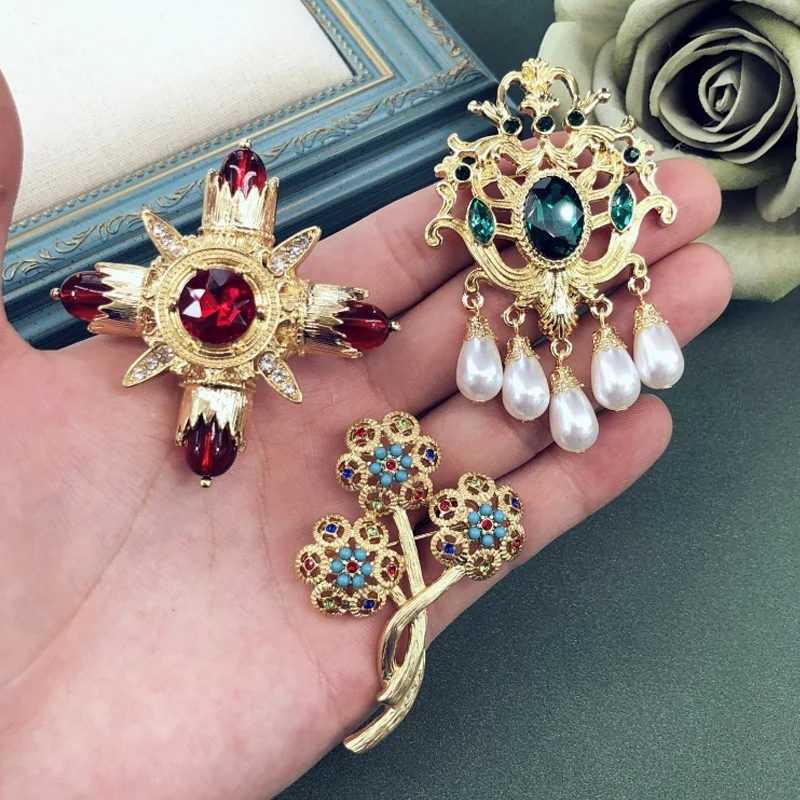 Exquisite Rhinestones Wheat Metal Golden Brooch for Women Suit Sweater  Luxury Stylish Lapel Pins Jewelry Accessories Couple Gift