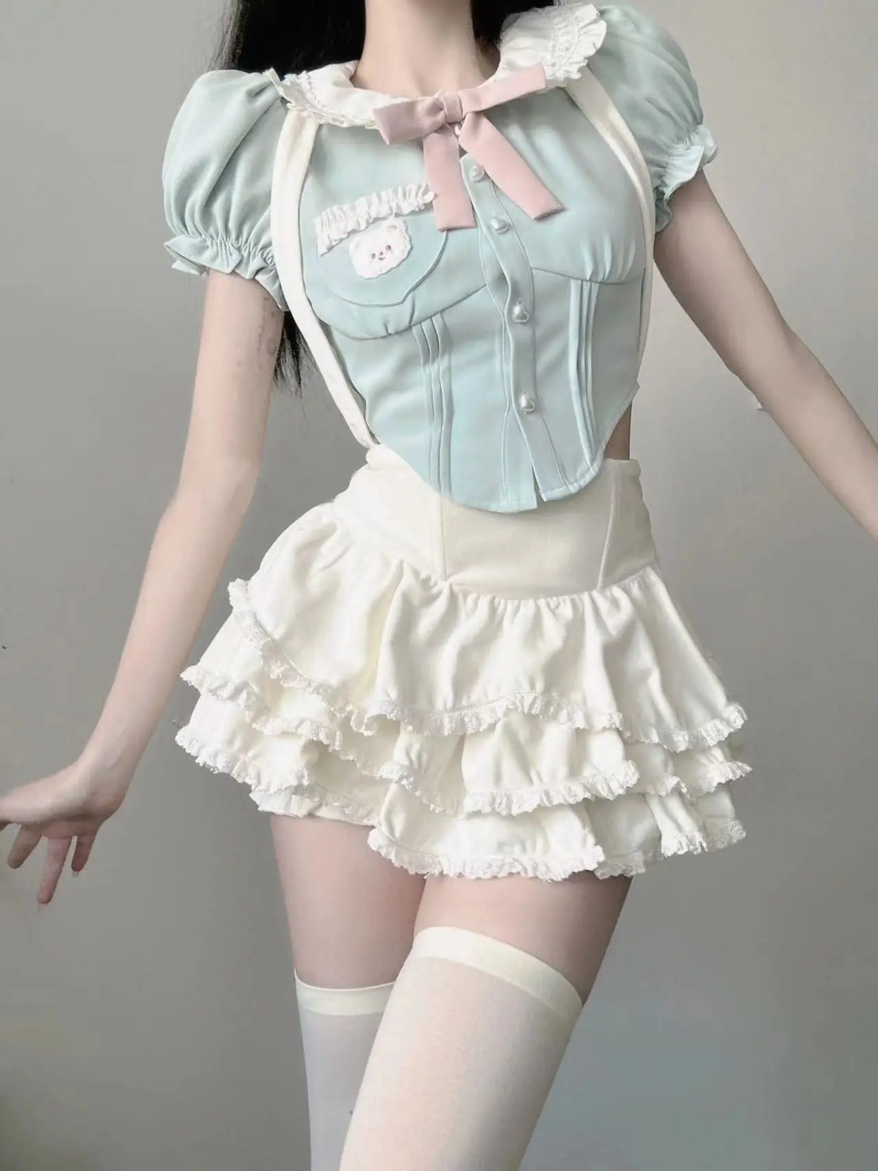 

Женский костюм из двух предметов, милая приталенная блузка контрастных цветов с кукольным воротником, юбка с завышенной талией и короткими бретельками, костюм в стиле академии на лето