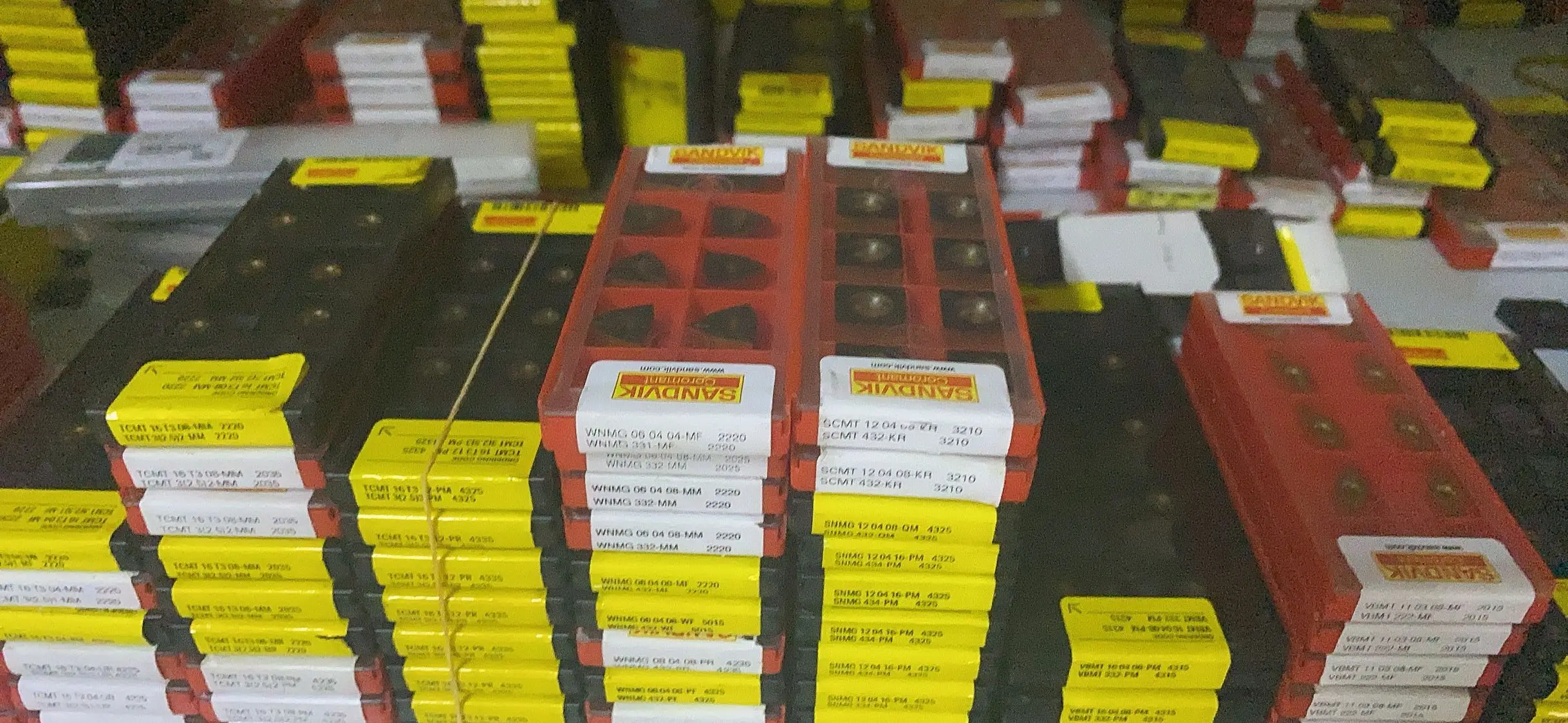サンドビック チップ ふさげる 8ケース、タンガロイ チップ1ケースセット